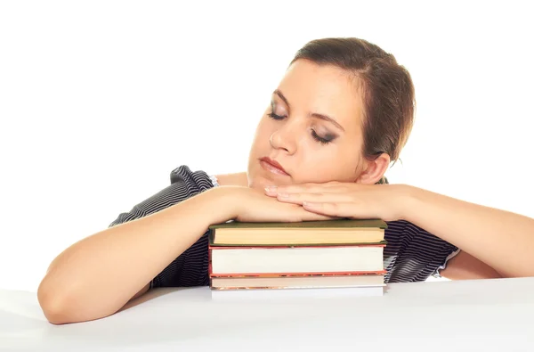 Menina atraente adormeceu nos livros sentados em uma mesa — Fotografia de Stock