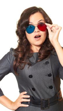 şaşırtıcı kız 3d gözlük ve gri bir elbise.