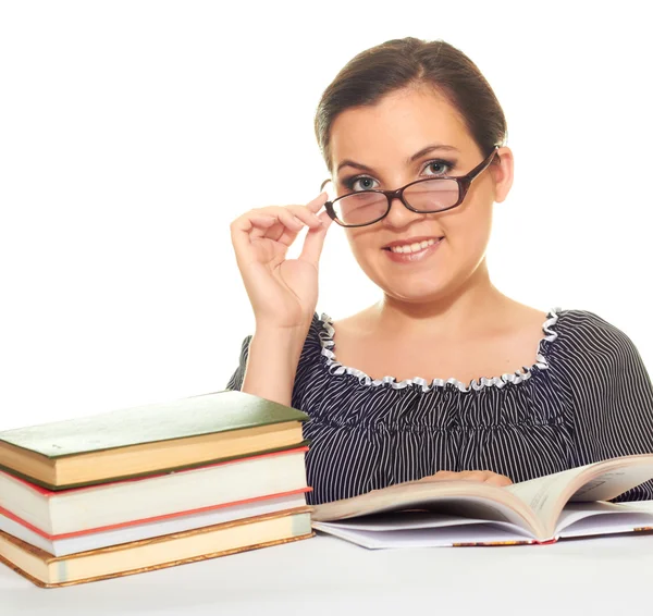 Menina sorridente atraente em uma blusa preta com óculos lendo um — Fotografia de Stock
