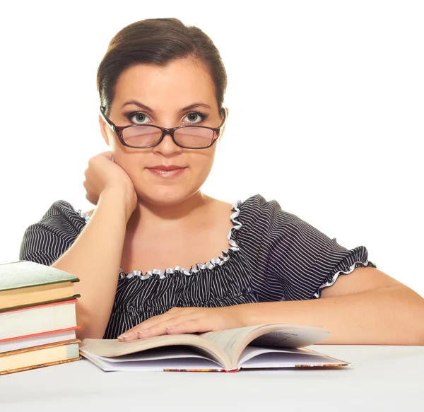 Chica atractiva en una blusa negra con gafas leyendo un libro —  Fotos de Stock