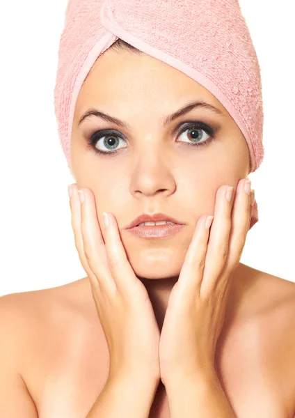 Привлекательная девушка с розовым полотенцем на голове, обнимающая лицо . — стоковое фото