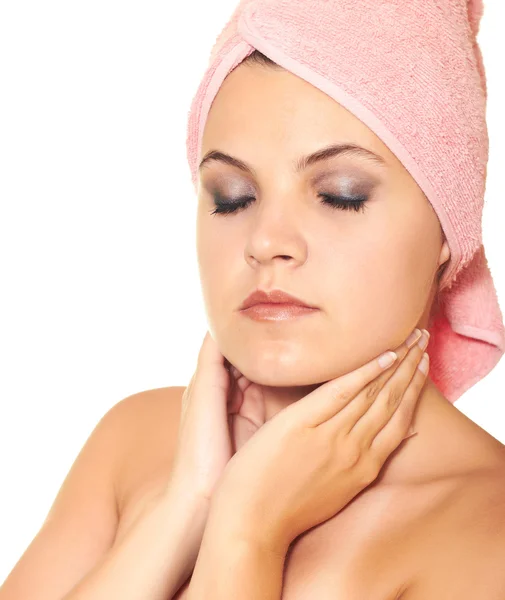 Attraktiva flicka med en rosa handduk på huvudet och med stängda ey — Stockfoto