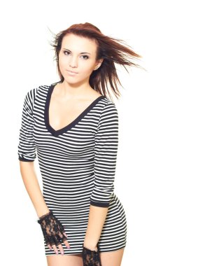 çekici kız kısa çizgili bir elbise ve siyah eldivenlerle: d