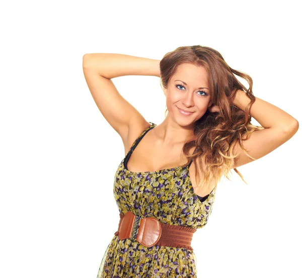 Aantrekkelijke lachende meisje in een lichte jurk en een bruine riem. de — Stockfoto