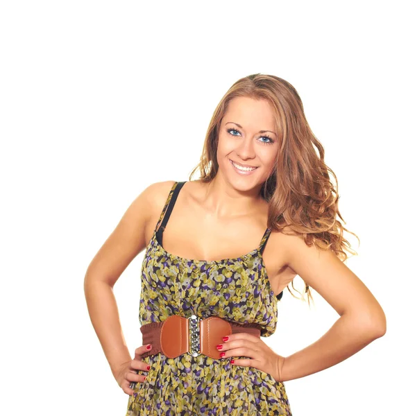 Aantrekkelijke lachende meisje in een lichte jurk en een bruine riem. de — Stockfoto