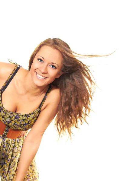 Attraente ragazza sorridente in un abito luminoso con i capelli scuri sviluppare — Foto Stock