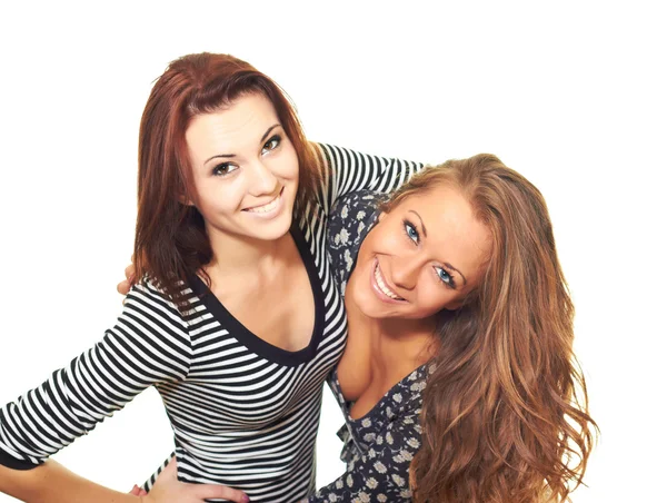 Dos chicas sonrientes atractivas en vestidos ligeramente doblados hacia adelante . —  Fotos de Stock