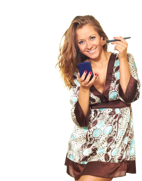 Muchacha sonriente atractiva en un vestido con cabello ondulado oscuro, maquillaje . — Foto de Stock