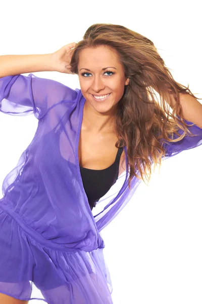 Atractiva chica sonriente en una blusa lila con el pelo largo se desarrollan —  Fotos de Stock