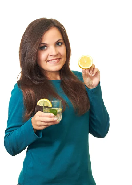 Attraente ragazza sorridente con lunghi capelli scuri in una camicetta blu alcol — Foto Stock