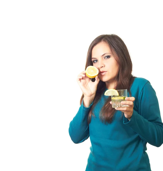 Aantrekkelijk meisje met lang donker haar in een blauwe blouse houden een g — Stockfoto