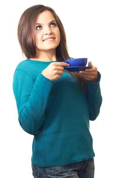 Muchacha sonriente atractiva en una camisa azul sosteniendo una taza azul y s — Foto de Stock