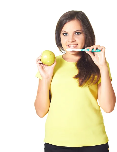 Muchacha sonriente atractiva en una camisa amarilla sosteniendo una manzana en él —  Fotos de Stock