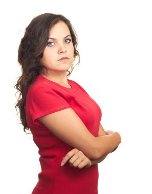 katlanmış ellerle duran kırmızı gömlekli çekici kız.