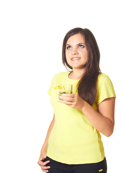 Menina sorridente atraente com cabelo escuro longo em uma camisa amarela wi — Fotografia de Stock