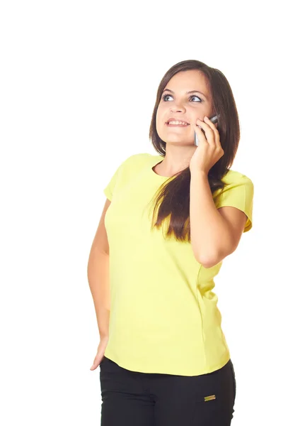 Attraente ragazza sorridente con lunghi capelli scuri in una camicia gialla, t — Foto Stock