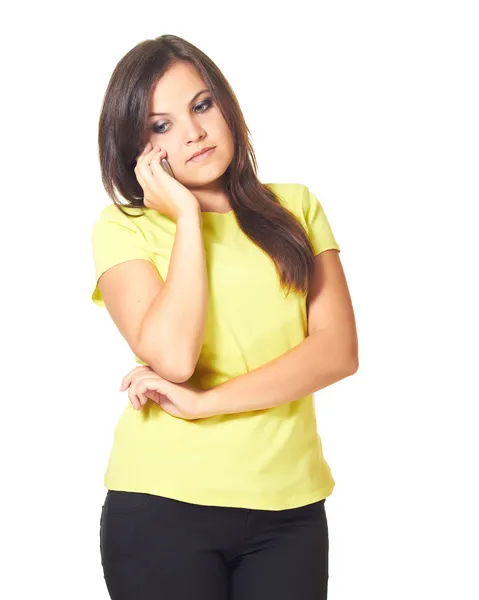 Ελκυστικό κορίτσι με μακριά σκούρα μαλλιά σε ένα κίτρινο πουκάμισο, μιλώντας — Φωτογραφία Αρχείου