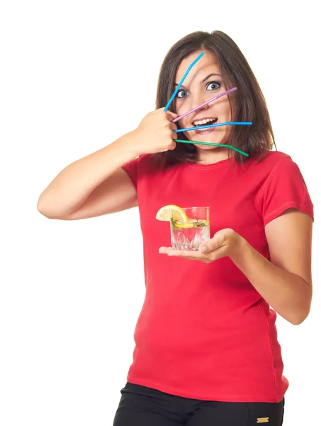 Muchacha sonriente atractiva en una camisa roja sostiene en su mano izquierda un — Foto de Stock