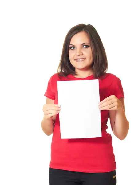 Aantrekkelijke lachende meisje in rood shirt houden een poster. — Stockfoto