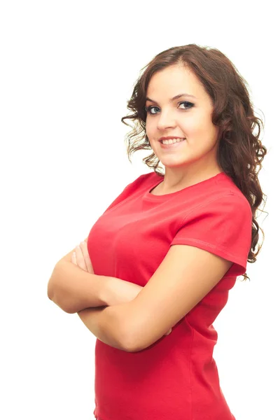 Muchacha sonriente atractiva en camisa roja de pie con las manos dobladas . — Foto de Stock