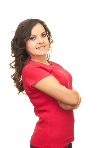 Atrakcyjny uśmiechający się dziewczyna w czerwonej koszuli stojący z rąk składany. — Zdjęcie stockowe