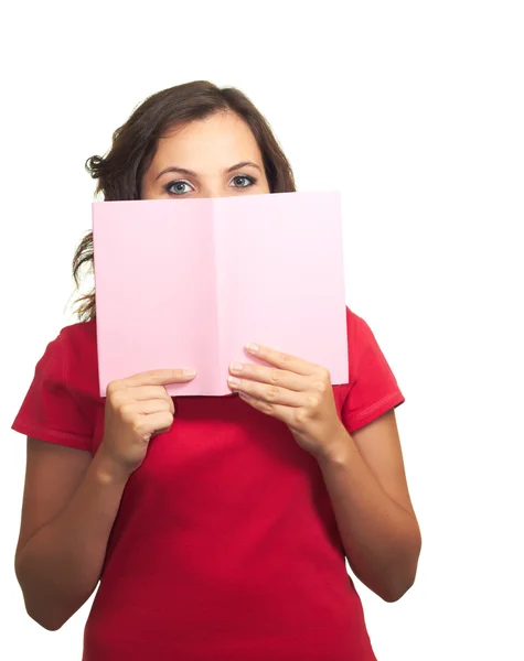 Atractiva chica sonriente con camisa roja sosteniendo una cubierta de libro rosa — Foto de Stock