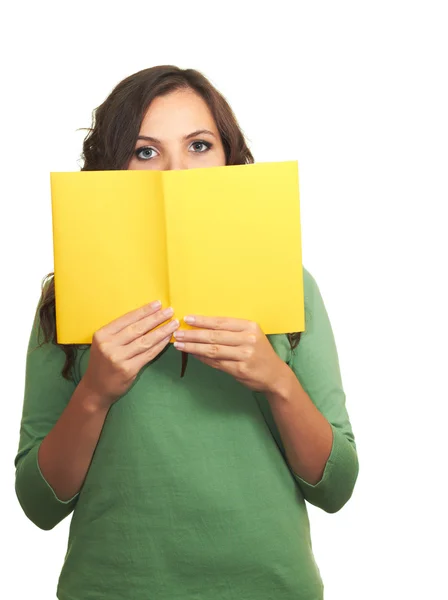 Attraktive lächelnde Mädchen in grünem Hemd mit einem gelben Buch, co — Stockfoto