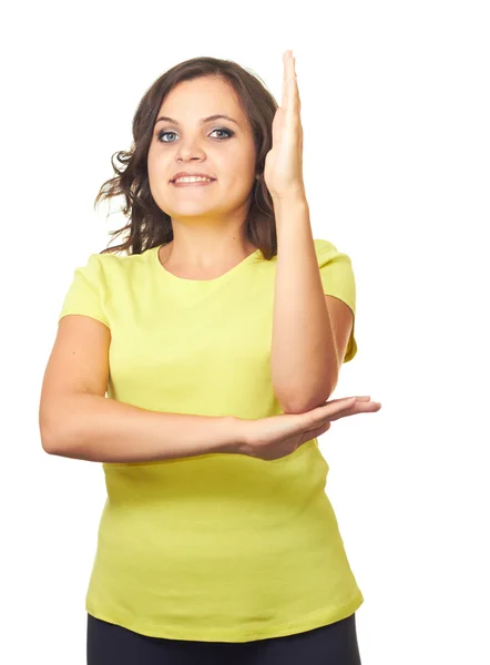 Atractiva chica sonriente con una camisa amarilla levantó un brazo . — Foto de Stock