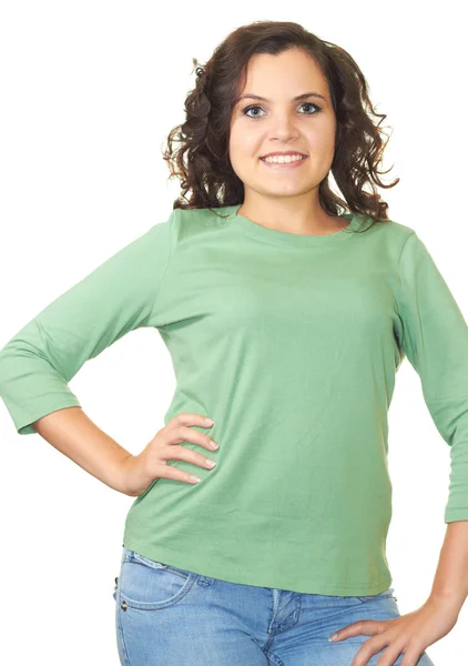 Menina sorridente atraente em uma camisa verde . — Fotografia de Stock