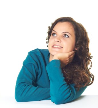 çekici gülümseyen kız masada oturan mavi gömlekli. gi