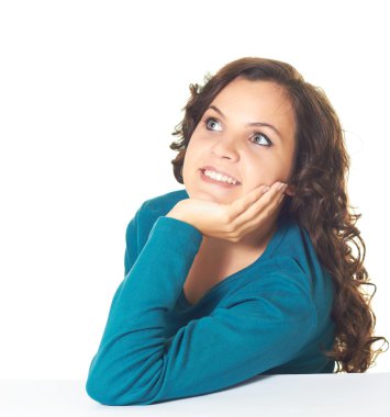 çekici gülümseyen kız masada oturan mavi gömlekli. gi