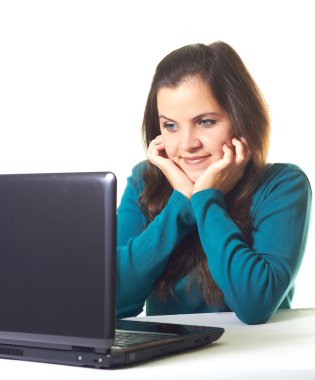 mavi gömlekli dizüstü bilgisayarda çalışma çekici genç gülümseyen kız