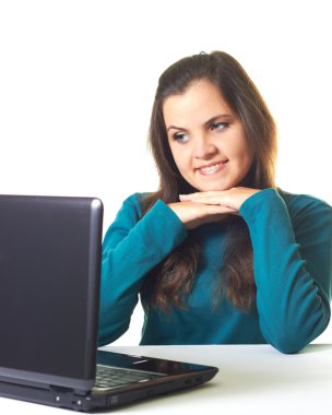 mavi gömlekli dizüstü bilgisayarda çalışma çekici genç gülümseyen kız