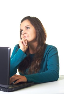 mavi gömlekli dizüstü bilgisayarda çalışma çekici genç gülümseyen kız