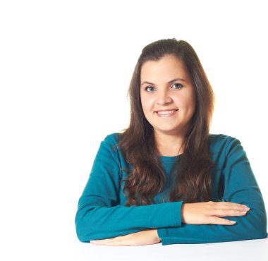 çekici genç gülümseyen kız vasıl belgili tanımlık etiket oturan mavi gömlekli