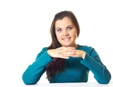 çekici genç gülümseyen kız vasıl belgili tanımlık etiket oturan mavi gömlekli