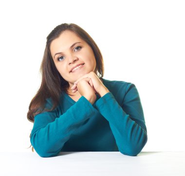 çekici genç gülümseyen kız vasıl belgili tanımlık etiket oturan mavi gömlekli