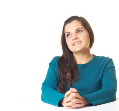 çekici genç gülümseyen kız vasıl belgili tanımlık etiket oturan mavi gömlekli