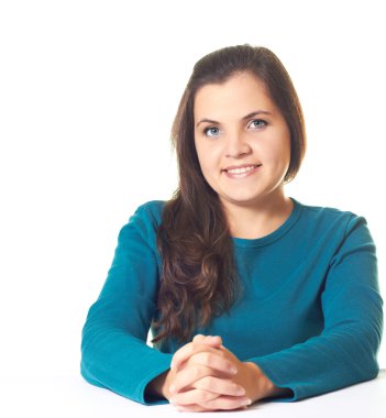 çekici genç gülümseyen kız vasıl belgili tanımlık etiket oturan mavi gömlekli