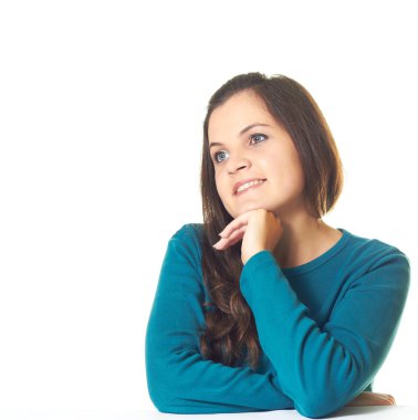 çekici genç gülümseyen kız vasıl belgili tanımlık etiket oturan mavi gömlekli