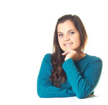 çekici genç gülümseyen kız vasıl belgili tanımlık etiket oturan mavi gömlekli