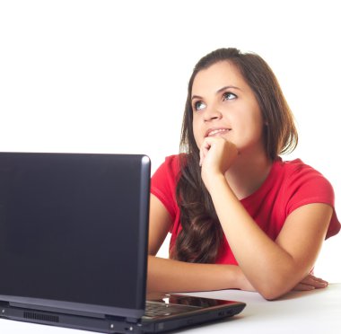 çekici genç gülümseyen kız tabl oturan kırmızı gömlekli