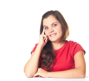 çekici genç gülümseyen kız tabl oturan kırmızı gömlekli