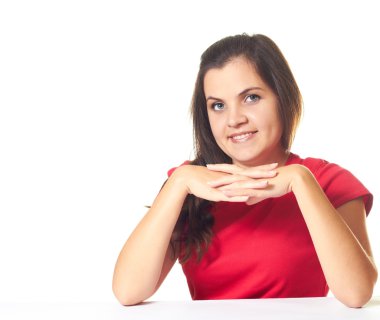 fol ile masaya oturan kırmızı gömlekli çekici genç kız