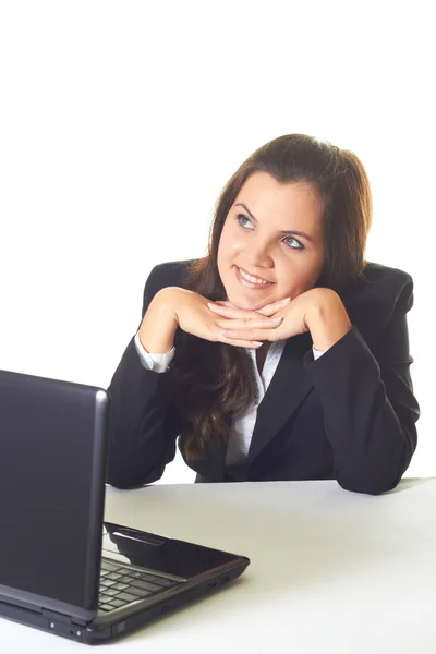 Muchacha sonriente atractiva en una chaqueta negra, trabajando en un ordenador portátil , —  Fotos de Stock