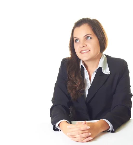 Menina sorridente atraente em um blazer preto, sentado à mesa — Fotografia de Stock