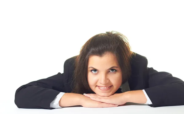 Aantrekkelijke lachende meisje in een zwarte blazer, zitten aan de tafel — Stockfoto