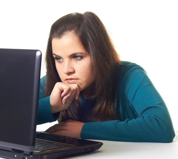 Attraktiv ung leende flicka i en blå skjorta som arbetar på bärbar dator — Stockfoto