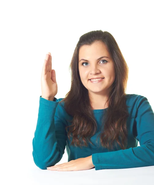 Atractiva joven sonriente con una camisa azul sentada en la pestaña — Foto de Stock