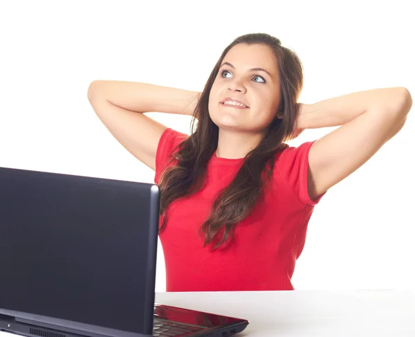 Aantrekkelijke jonge lachende meisje in rood shirt bezig met laptop, ra — Stockfoto